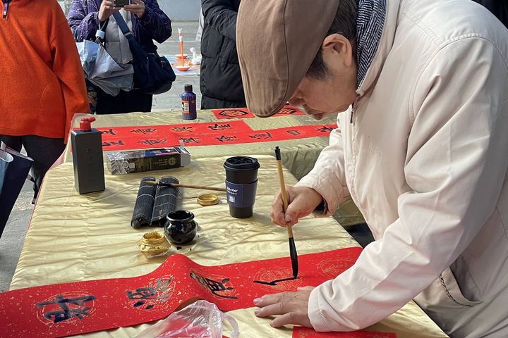 來碧潭帶走客製春聯，開啟馬到成功的一年。（圖為2025贈春聯活動資料照）。　圖：新北市政府觀光旅遊局／提供