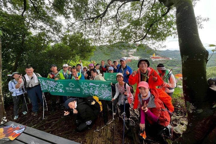 漫步微笑山線，可眺望烘爐地南山福德宮。　圖：新北市政府觀光旅遊局／提供