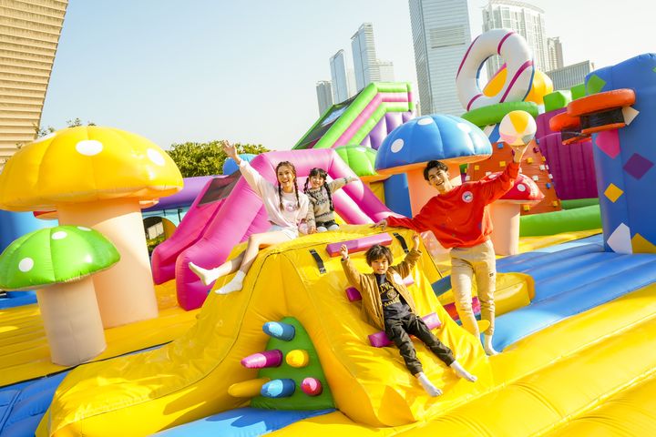 ▲全球最大彈跳體驗Big Bounce世界巡迴香港站於西九文化區登場，結合超巨型充氣設施與夜間音樂燈光，打造親子與潮人同樂的放電新熱點。　圖：Big Bounce／提供