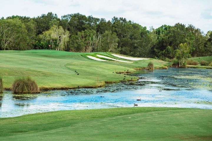 ▲位於黃金海岸 Robina 區的 The Glades Golf Club，結合濕地景觀與錦標級規格，展現頂級挑戰與自然美景交織的球場布局。　圖：尊榮假期／提供