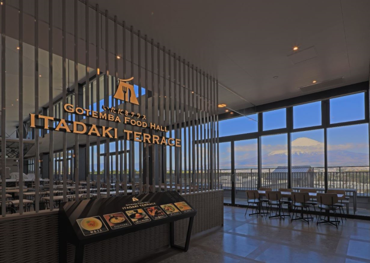 ▲美食廣場「ITADAKI TERRACE」匯聚10多間餐廳，用餐同時也能眺望富士山面貌。　圖：向日遊／提供