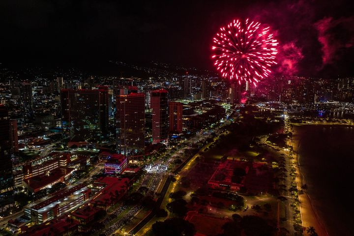 ▲檀香山馬拉松以煙火取代鳴槍作為開跑信號。　圖：Honolulu Marathon／來源  