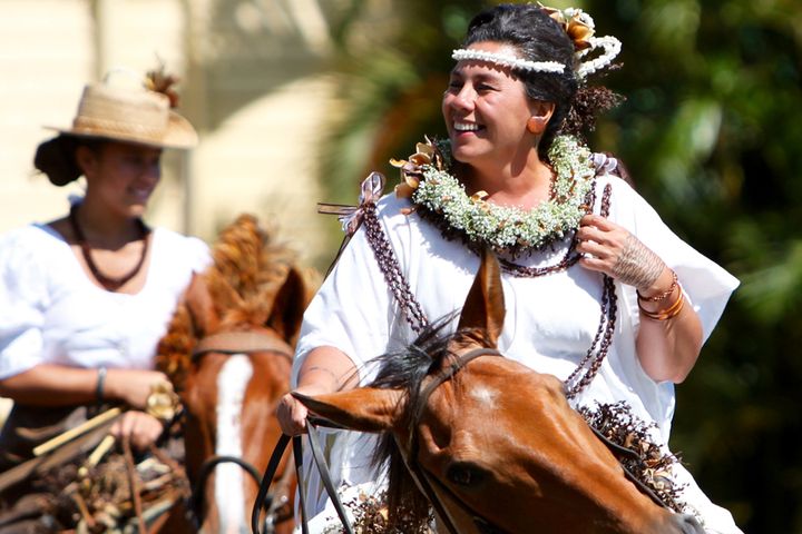 ▲身穿象徵各島傳統色彩長裙的 Paʻu 女騎士在遊行中展現夏威夷女性的力量與優雅。　圖：夏威夷旅遊局／來源