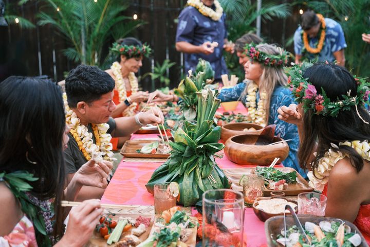 ▲花環節設有有免費 DIY 體驗區，讓每位旅客都能親手編織自己的專屬花環。　圖：夏威夷旅遊局／來源  