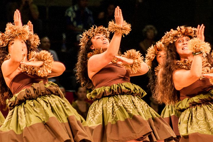 ▲舞者在「快樂國王節」以呼拉舞詮釋對土地與神靈的敬意。　圖：夏威夷旅遊局／來源