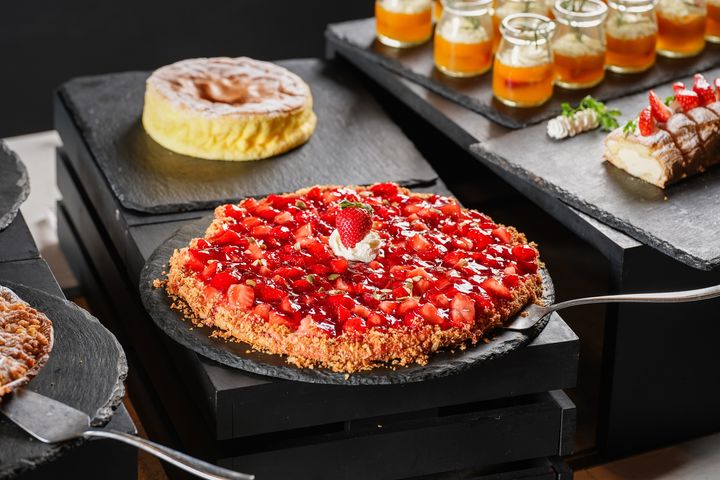 ▲「蜜境．漫遊」甜點區獻上季節限定特典，本季以繽紛吸睛的「草莓盛宴」為主題，交織出專屬冬日的甜美儀式感。　圖：COZZI Blu 和逸飯店．桃園館／提供