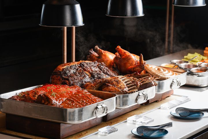 作為全場視覺焦點的「肉食．狂歡」餐區，集結爐烤牛排、德國圈腸等澎湃肉品，並提供阿根廷香辣醬、夏威夷黑鹽等12款特色佐醬，滿足肉食愛好者的期待。　圖：COZZI Blu 和逸飯店．桃園館／提供
