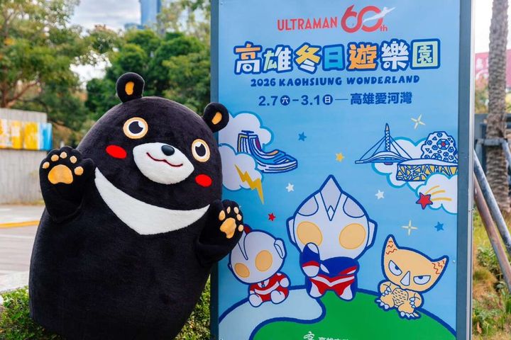 ▲高雄熊與主題公車候車亭合影。　圖：高雄市政府觀光局／提供