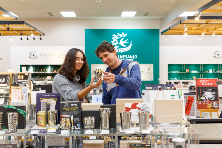 ▲燕三條地區產業振興中心售有各式本地方品。　圖：新潟縣觀光協會／提供