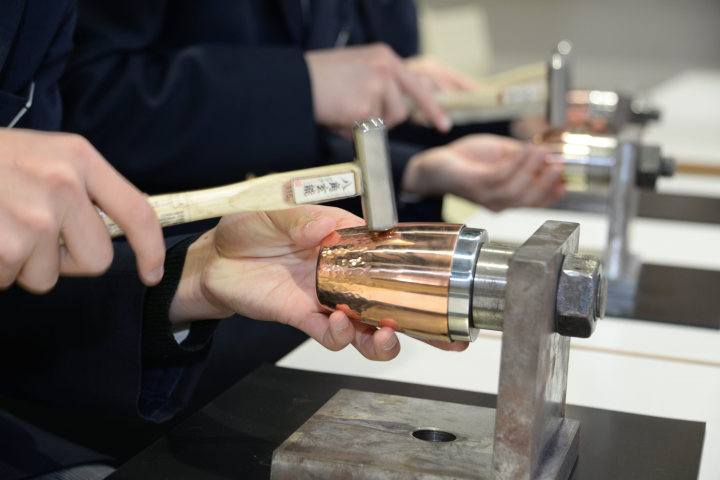 燕市產業史料館可以體驗捶打銅器製作。　圖：燕市觀光協會／提供