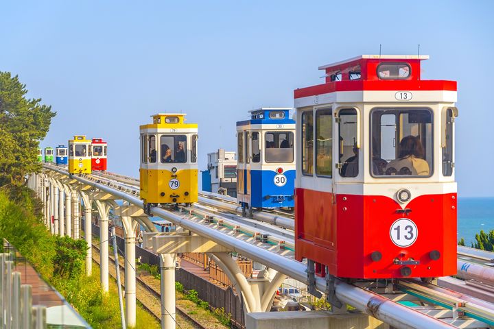 ▲遊釜山搭繽紛膠囊列車，行進中感受360環覽美景。　圖：shutterstock／來源 