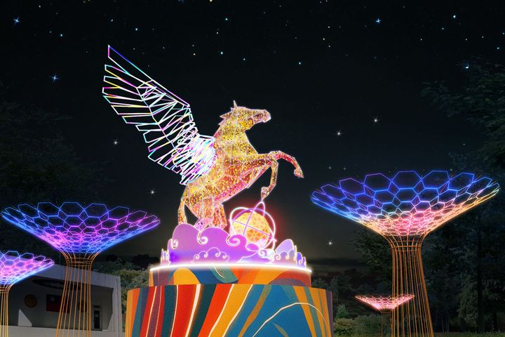 ▲主燈以超過三百個金屬切面組構出飛馬奔騰的姿態，部分金屬採用航太廢料金屬，展現桃園工業與航空實力。　圖：桃園市政府觀光旅遊局／提供