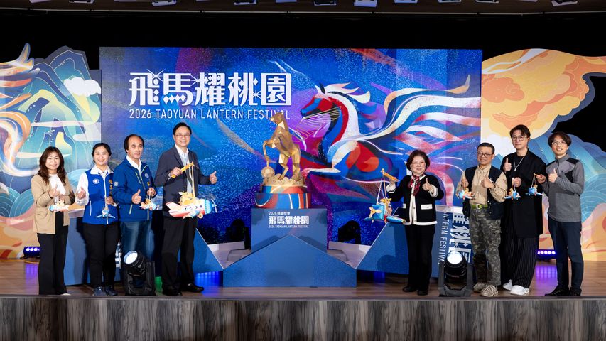 ▲2026桃園燈會「飛馬耀桃園」發表記者會，除桃園市長張善政並邀請「國民阿嬤」陳淑芳與主燈藝術家劉治良、紙雕小提燈原創人洪新富老師一起出席。　圖：桃園市政府觀光旅遊局／提供