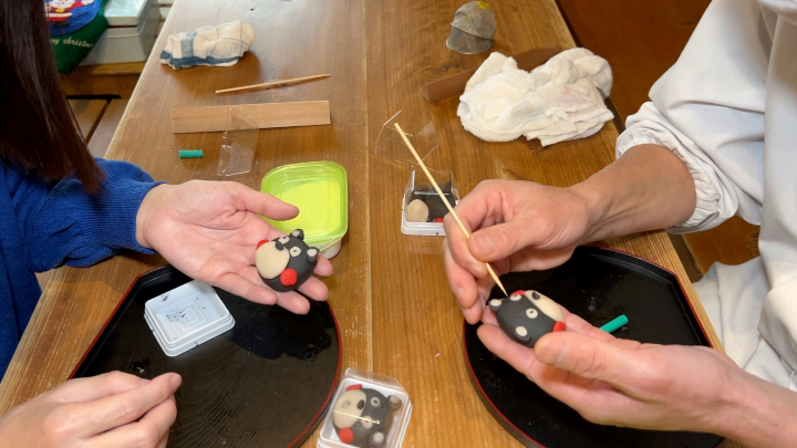  ▲「中原松月堂」推出讓初學者、小朋友都可以輕鬆捏製熊本熊和果子的手作活動。　圖：熊本縣菊池市／提供