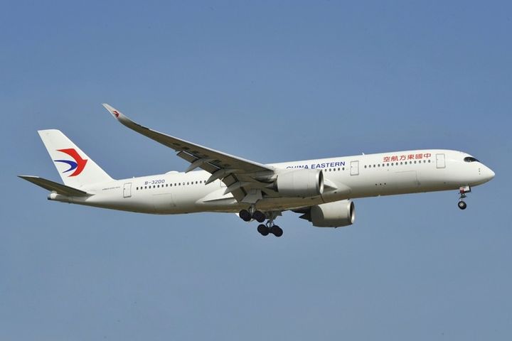 迎接除夕，東航將為執飛的國際及地區入境航班旅客，免費贈送4個半小時高速 Wi-Fi，一起收看春晚。　圖：中國東方航空／提供