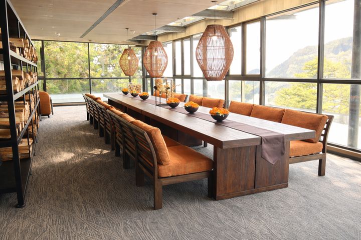 ▲頂級客房交誼廳，揉和木質與溫柔暖色系的愛馬仕橘，完美的住進晨曦和日落。　圖：阿里山賓館／提供