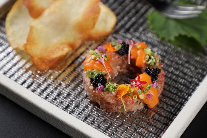 ▲和牛拌味噌、海膽的「炙燒和牛塔」。　圖：壽喜燒割烹 日山 TAIPEI／提供