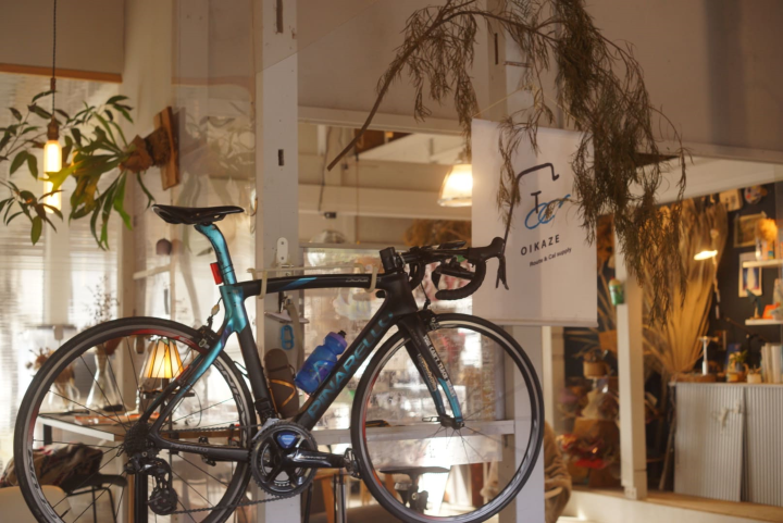 ▲OIKAZE BIKE WITH COFFEE 是當地著名的單車基地，可以把自己的愛車騎進座位區一起用餐。　圖：千葉縣 PR PROJECT／提供