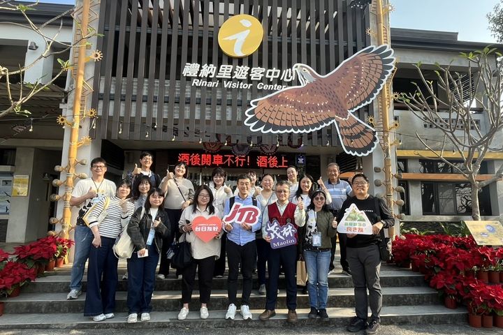 ▲全體貴賓於禮納里遊客中心一同合照。　圖：茂林國家風景區管理處／提供