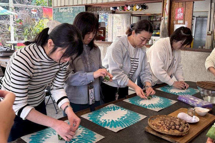 ▲在神山部落「Sama食堂」體驗部落廚藝學校課程，製作以甲酸漿葉包裹芋頭乾粉與豬絞肉的魯凱族傳統美食「吉拿富 」（Cinavu）。　圖：茂林國家風景區管理處／提供
