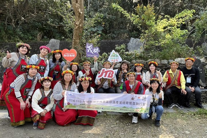 ▲日本 JTB 旅行社台灣分公司踩線貴賓與茂管處陳俊綺秘書 (上排左五) 共同合照。　圖：茂林國家風景區管理處／提供