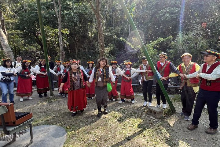 茂管處陳俊綺秘書(右一)與日本 JTB 旅行社臺灣分公司根本克己社長(右四)等貴賓一同體驗魯凱族傳統圍舞。　圖：茂林國家風景區管理處／提供 