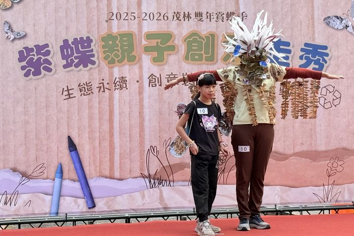 ▲媽媽是生命之樹，頭飾為高士佛澤蘭的花朵，提供孩子蜜源。身體意象（成串落葉）為滿滿過境紫斑蝶停棲盛況。　圖：茂林國家風景區管理處／提供