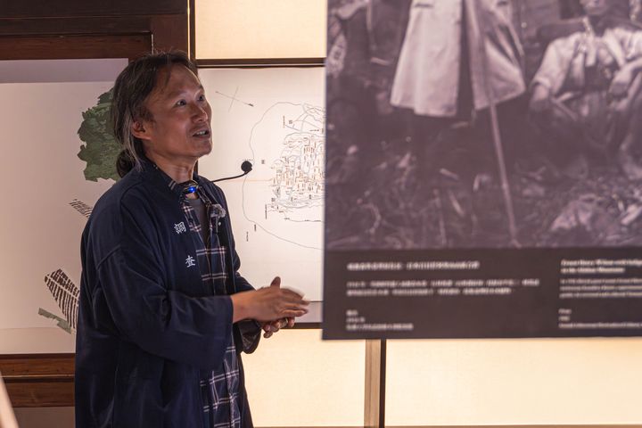 ▲國立臺灣大學洪廣冀教授表示「0km：重訪山林課」以宿舍原址作為展場，讓觀眾彷彿走進山林課職員的工作現場。　圖：林業及自然保育署／提供