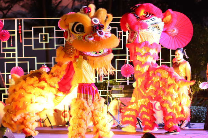 ▲普吉島都喜天麗樂古浪酒店02/17「農曆新年盛華晚宴」，提供傳統藝韻、現場音樂及節慶幸運抽獎。　圖：悅榕集團／提供