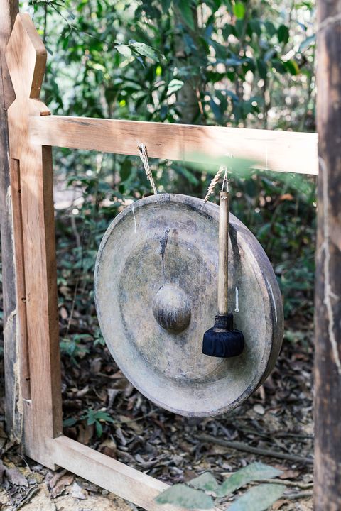 ▲新生療程：透過在頌缽、銅鑼、風鈴及水晶缽等樂器產生的和諧聲波與振動中，進入寧靜減壓狀態。　圖：Song Saa Private Island／提供