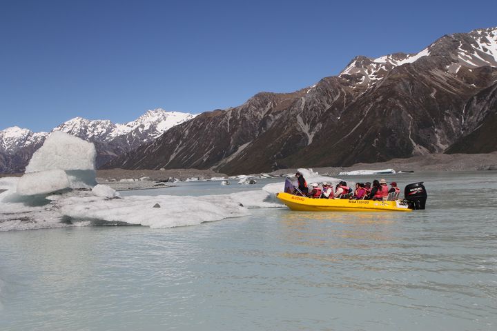 ▲入住庫克山隱士飯店享受美景環抱之外，旅客也能體驗塔斯曼冰河船探險。　圖：鴻大旅行社／提供