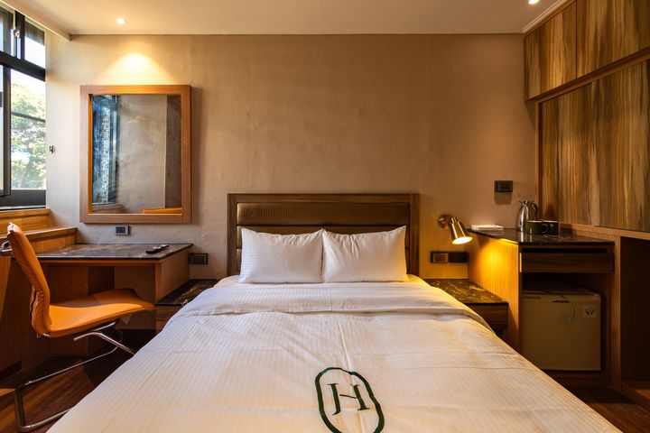 ▲「露夏旅社」呈現復古藝術風格，彷彿走進一座靜謐美術館。　圖：Klook／提供