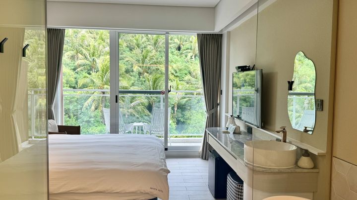 ▲「泊思．紅柴居」－「淺灘區」房型以沙灘為設計靈感，採用柔和奶茶色調。　圖：Klook／提供