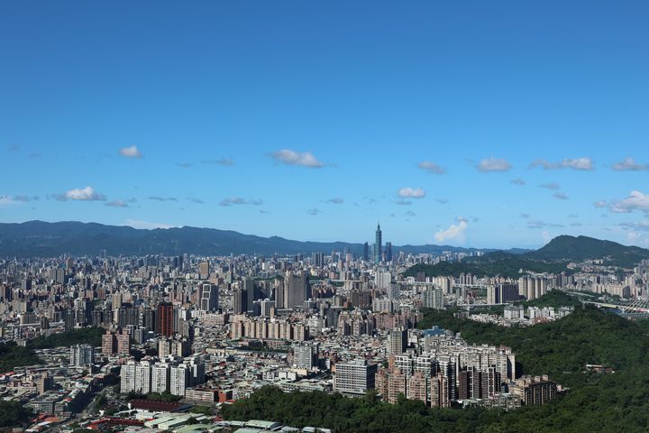 ▲中和烘爐地南山福德宮步道沿途視野開闊，登高後可一覽大臺北都會景致，是春節期間祈福健行的熱門路線。　圖：新北市政府觀光旅遊局／提供