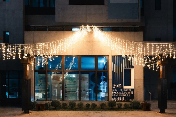 ▲桃園文學館－Art Lighting II 文字意象燈飾。　圖：桃園市政府文化局／提供