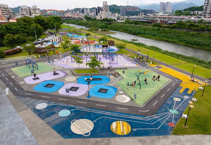 ▲汐止星際公園引領小朋友遊玩宇宙。　圖：新北市政府水利局／提供