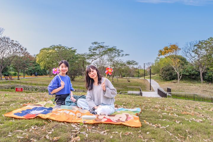▲溪洲公園保留大片綠地，提供民眾野餐、活動、賞景、親近大自然。　圖：新北市政府水利局／提供