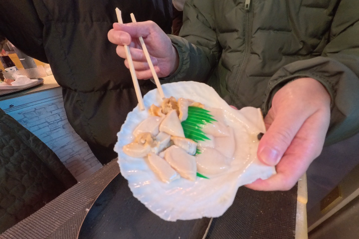  ▲新鮮的巨大帆立貝現切現吃非常鮮甜美味。　記者-游琮玄／攝影