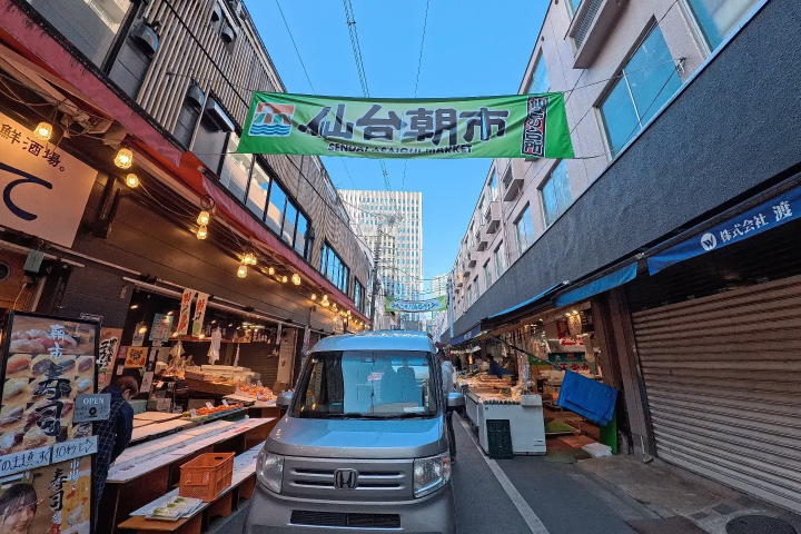  早上8點前仙台朝市正陸續在準備營業。　記者-游琮玄／攝影