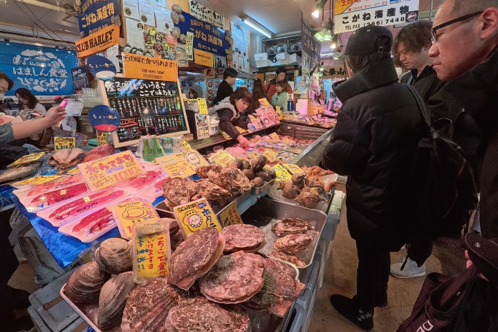  ▲KOGANE 海產物提供各種新鮮魚類現場料理，在店家的側方可以直接立食。　記者-游琮玄／攝影