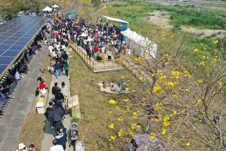 去年度「潮風鈴・黃花瘋音樂市集」吸引超過10萬人次共襄盛舉。　圖：嘉義市政府／提供