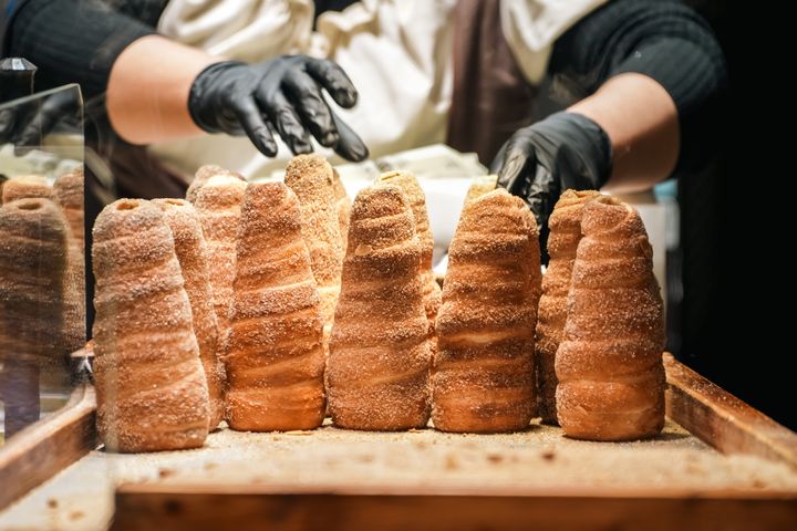 ▲每年11月底在布拉格舊城廣場舉辦的聖誕市集被譽為歐洲最美市集之一，旅客可以在濃厚聖誕氛圍下品嚐煙囪捲、熱紅酒、烤香腸……等等的當地美食。　圖：星宇航空／提供