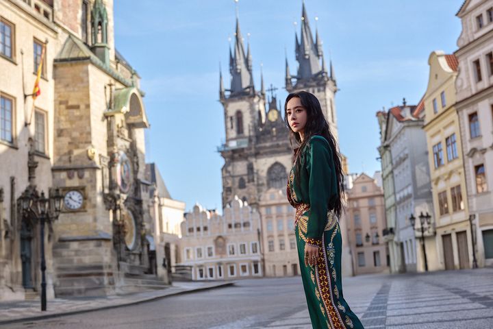 ▲JOLIN 遠赴當地取景拍攝，完成當年未能親赴布拉格拍攝 MV 的遺憾。　圖：星宇航空／提供