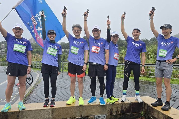 在政大商學院院長黃家齊(左1)、政大 EMBA執行長鄭至甫(左3)、藝人田中千繪(左2)…等鳴槍後，海選正式開始。　圖：政大戈21／提供