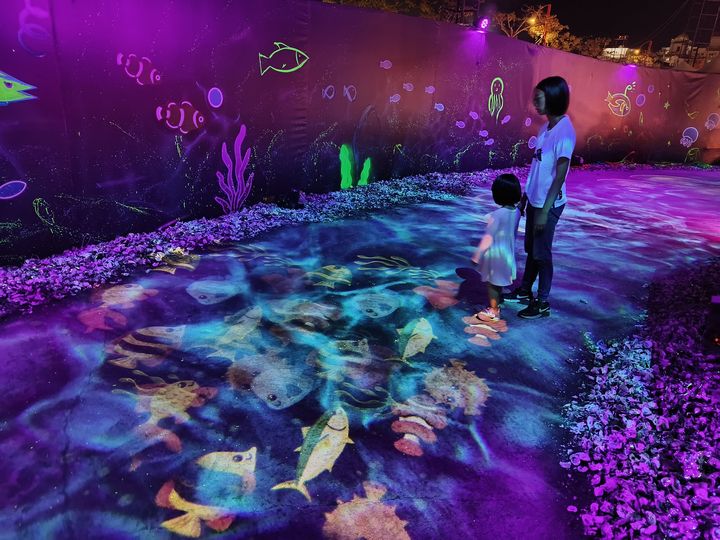 ▲彩色的魚兒在腳邊穿梭，沉浸感十足。　圖：嘉義縣政府新聞行銷處／提供