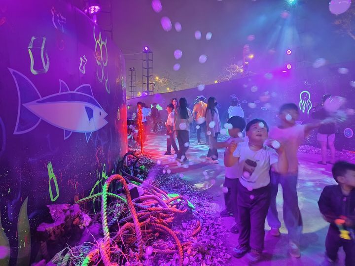 ▲海底隧道的泡泡讓小朋友超興奮。　圖：嘉義縣政府新聞行銷處／提供