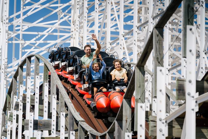 ▲佛羅里達州Fun Spot Kissimmee主題樂園搭乘「礦坑鼓風機」木製雲霄飛車。　圖：美國國家旅遊局／提供