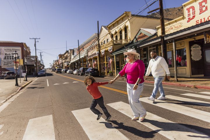 ▲親子漫步歷史西部小鎮維吉尼亞市。　圖：美國國家旅遊局／提供