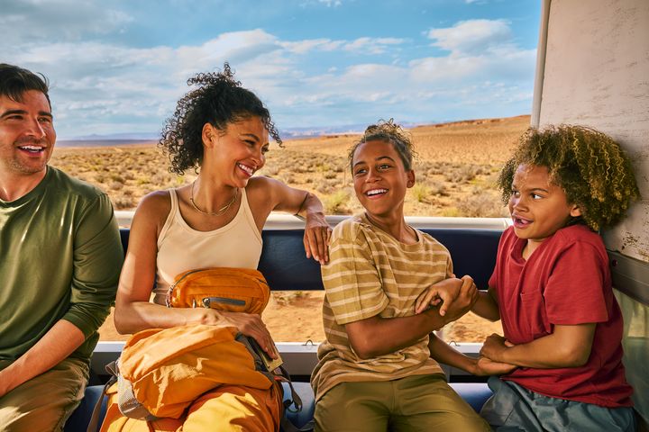 親子共賞亞利桑那州令人驚嘆的響尾蛇峽谷。　圖：美國國家旅遊局／提供 