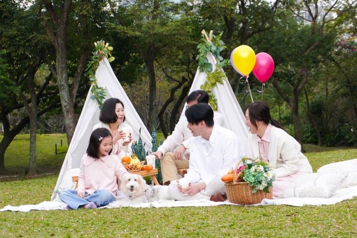 「親子毛孩野餐區」用粉白色彩點亮春天，邀請親子與毛孩家庭參加裝扮秀，在舞台上閃耀春日時尚魅力。　圖：臺北市政府觀光傳播局／提供